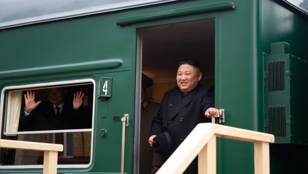 Kim Jong-un, el líder de Corea del Norte, sale de su tren blindado - Sputnik Mundo