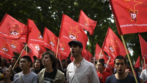 Manifestantes portugueses en el aniversario de la Revolución de los Claveles - Sputnik Mundo