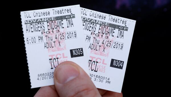Un fan de los vengadores muestra los boletos para asistir al estreno de la película Vengadores: Endgame en Los Angeles (EEUU) - Sputnik Mundo