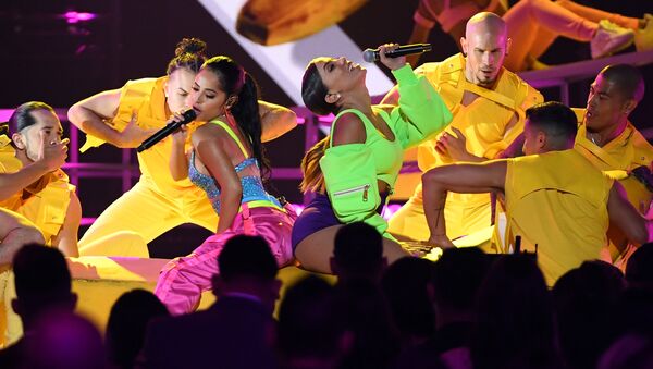 Las cantantes Becky G y Anitta durante su actuación en los Premios Billboard de la Música Latina - Sputnik Mundo