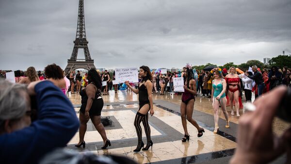 Las modelos durante el desfile en París - Sputnik Mundo