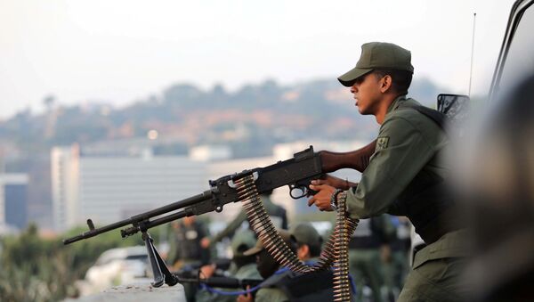 Un militar venezolano cerca de la base militar La Carlota en Caracas - Sputnik Mundo
