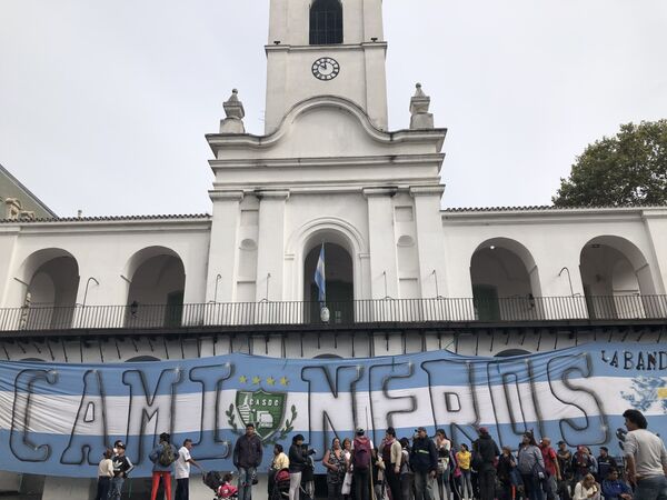 Personas se manifiestan en las afueras del Cabildo de Buenos Aires, un edificio histórico frente a la Plaza de Mayo Personas se manifiestan en las afueras del Cabildo de Buenos Aires, un edificio histórico frente a la Plaza de Mayo - Sputnik Mundo