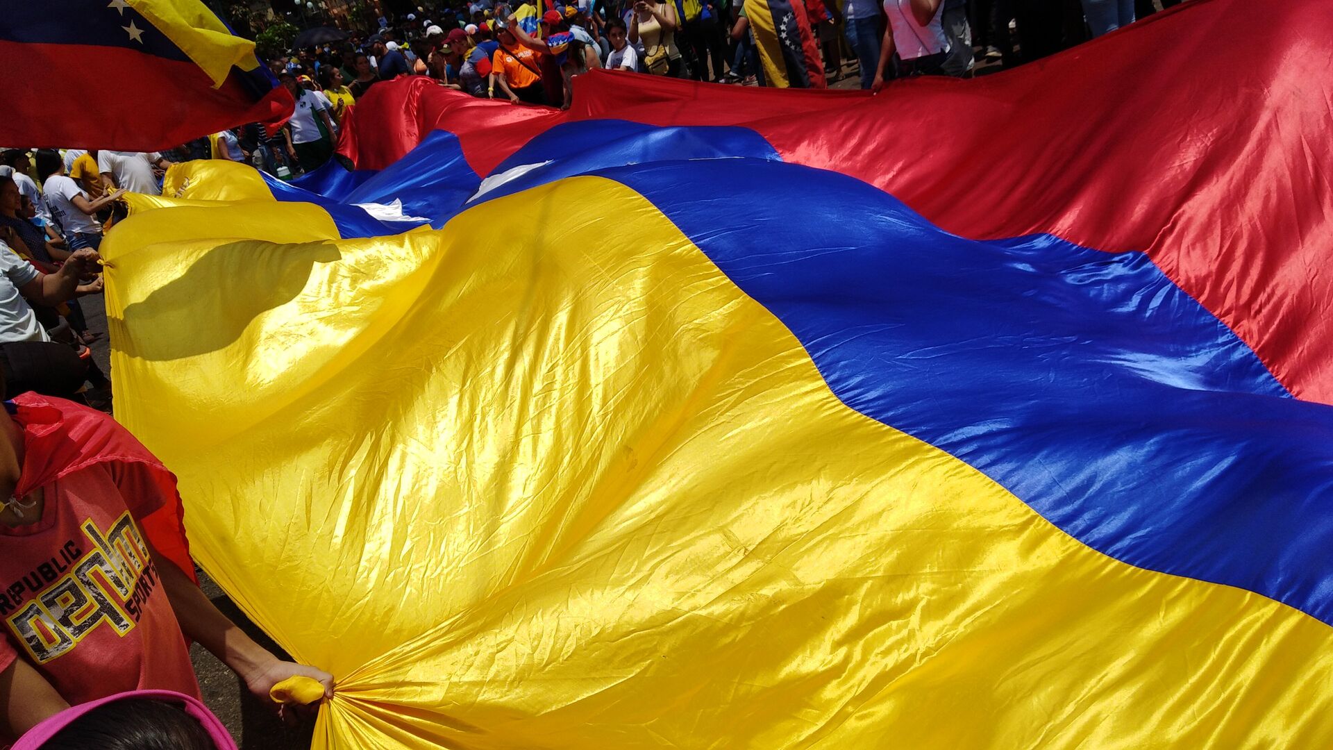 Personas con bandera de Venezuela - Sputnik Mundo, 1920, 31.08.2021