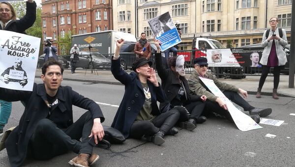 Partidarios de Julian Assange, fundador de WikiLeaks, cerca del juzgado de Westminster, Reino Unido - Sputnik Mundo