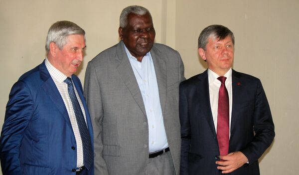 Iván Mlenikov, vicepresidente de la Duma estatal rusa; Esteban Lazo, presidente del parlamento cubano, y Dimitri Novikov, vicepresidente del Comité de Relaciones Internacionales de la Duma Estatal rusa, coordinador del grupo parlamentario de amistad Rusia-Cuba y vicepresidente del Partido Comunista de Rusia. Iván Mlenikov, vicepresidente de la Duma estatal rusa; Esteban Lazo, presidente del parlamento cubano, y Dimitri Novikov, vicepresidente del Comité de Relaciones Internacionales de la Duma Estatal rusa, coordinador del grupo parlamentario de amistad Rusia-Cuba y vicepresidente del Partido Comunista de Rusia. - Sputnik Mundo