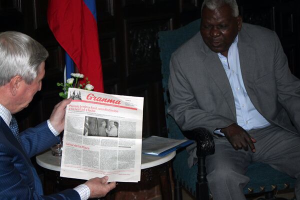 Melnikov revisa periódico cubano Granma donde se publica Premio Lenin a Raúl Castro Melnikov revisa periódico cubano Granma donde se publica Premio Lenin a Raúl Castro - Sputnik Mundo