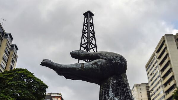 Monumento a las luchas del pueblo venezolano por la conquista de su patrimonio petrolero, frente a la sede de la petrolera estatal venezolana PDVSA - Sputnik Mundo