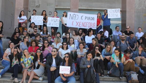 Estudiantes se reunen en la entrada del edificio de la Facultad de Derecho de la Universidad de Lisboa para manifestarse en contra de la xenofobia contra estudiantes brasileños - Sputnik Mundo