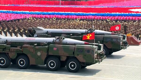 Misil norcoreano durante una parada militar en Pyongyang (archivo) - Sputnik Mundo