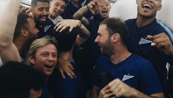 Zenit celebra la conquista de la liga rusa a 10.000 a bordo de un avión - Sputnik Mundo