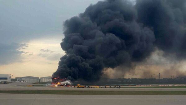Avión de pasajeros Superjet 100 en llamas en el aeropuerto Sheremétievo de Moscú - Sputnik Mundo