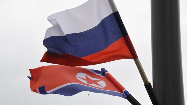 Las banderas de Rusia y Corea del Norte - Sputnik Mundo