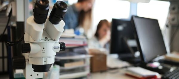 Un microscopio en un laboratorio de una universidad rusa Un microscopio en un laboratorio de una universidad rusa - Sputnik Mundo