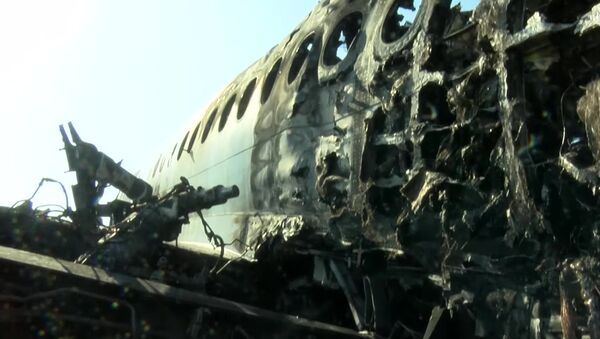 Avión de pasajeros Sukhoi Superjet 100 tras incendiarse en el aeropuerto Sheremétievo de Moscú - Sputnik Mundo