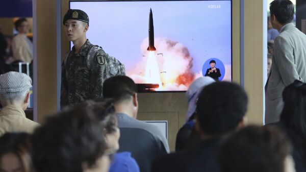 La transmisión por la televisión de los lanzamientos de cohetes de Corea del Norte - Sputnik Mundo