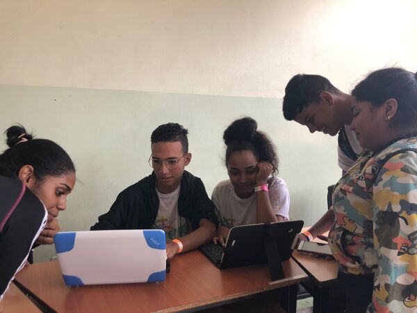 Jóvenes, mujeres, líderes sociales, pueblos originarios tuvieron su lugar en el encuentro para definir qué pasos toma la Revolución bolivariana tras el intento de golpe de Estado Jóvenes, mujeres, líderes sociales, pueblos originarios tuvieron su lugar en el encuentro para definir qué pasos toma la Revolución bolivariana tras el intento de golpe de Estado - Sputnik Mundo
