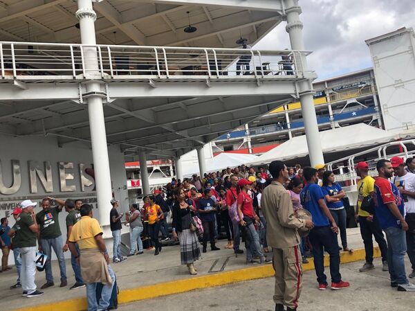 Mientras el autoproclamado presidente Juan Guaidó llamó a una huelga general sin ningún resultado, decenas de personas se reunieron en Caracas para redefinir el rumbo de la Revolución bolivariana Mientras el autoproclamado presidente Juan Guaidó llamó a una huelga general sin ningún resultado, decenas de personas se reunieron en Caracas para redefinir el rumbo de la Revolución bolivariana - Sputnik Mundo