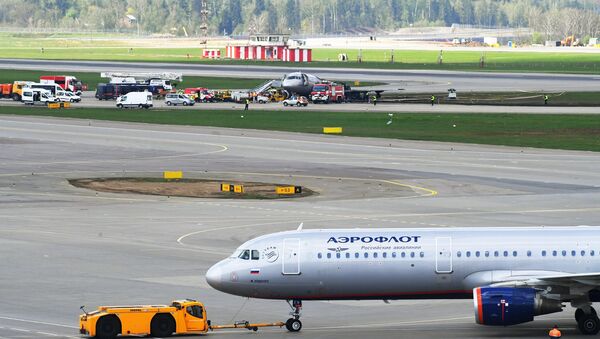 Sukhoi Superjet 100 incendiado en un aeropuerto de Moscú - Sputnik Mundo