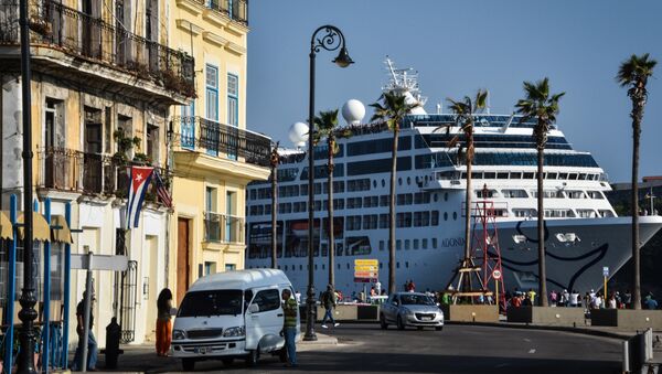El crucero Adonia de la compañía estadounidense Carnival en la bahía de La Habana - Sputnik Mundo
