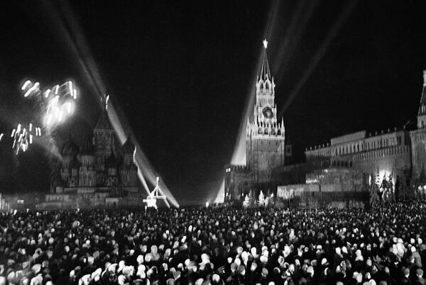 Fuegos artificiales en la Plaza Roja de Moscú con motivo del Día de la Victoria, el 9 de mayo de 1945. - Sputnik Mundo