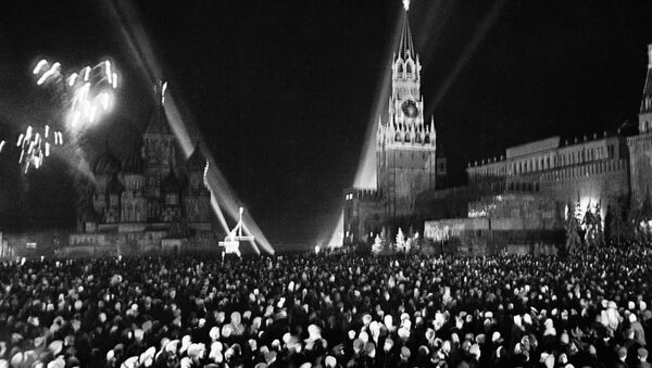 Салют на Красной площади в Москве по случаю Дня Победы 9 мая 1945 года - Sputnik Mundo