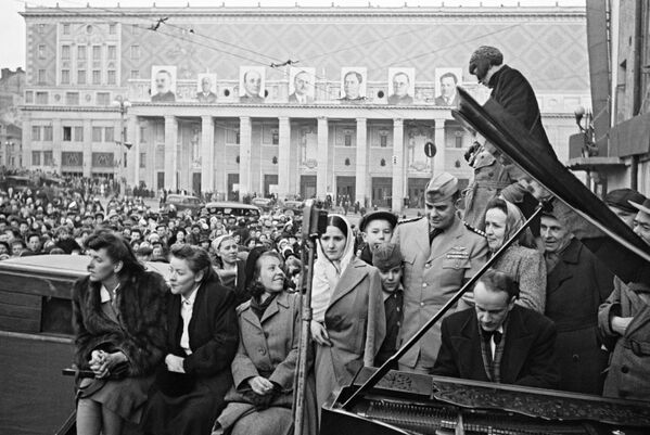 El pianista de la Filarmónica de Moscú Yuri Briushkov actúa en la plaza de Maiakovski, en la capital rusa, el 9 de mayo de 1945. - Sputnik Mundo