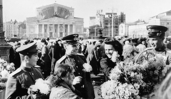 El Acta de rendición de la Alemania nazi fue firmada originalmente el 7 de mayo a las 02:41 CET en Reims (Francia). La rendición de la Alemania nazi entró en vigor el 8 de mayo a las 23:01 CET. A petición del líder soviético Iósif Stalin, una segunda firma de la rendición tuvo lugar en el suburbio berlinés de Karlshorst por la noche del 8 al 9 de mayo. Las fechas del anuncio oficial de los jefes de Estado sobre la firma de la rendición —el 8 de mayo en Europa y el 9 de mayo en la URSS— comenzaron a celebrarse en los respectivos países como Día de la Victoria. En la foto: celebración del Día de la Victoria en el centro de Moscú, cerca del Teatro Bolshói. - Sputnik Mundo