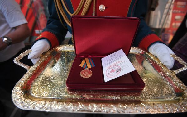 La medalla 'Por Fortalecimiento de la Hermandad de armas' entregada al pintor español Augusto Ferrer-Dalmau Nieto - Sputnik Mundo