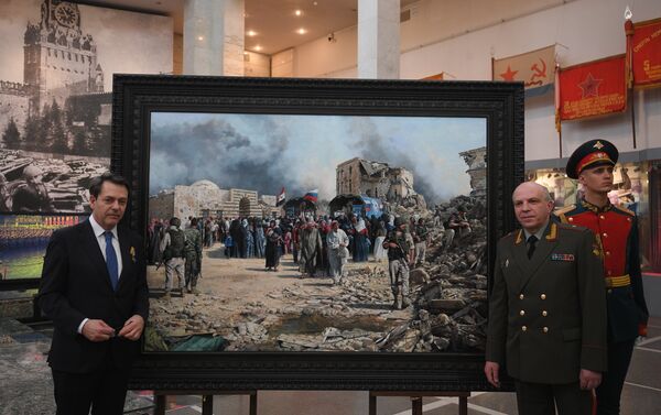 Augusto Ferrer-Dalmau Nieto y Víctor Miskovets junto al cuadro sobre la guerra en Siria - Sputnik Mundo