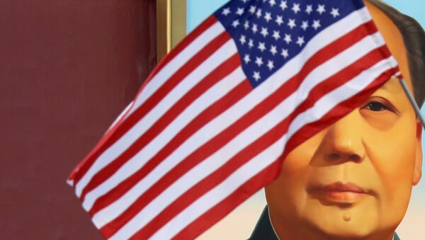 La bandera de EEUU frente al retrato de Mao Zedong - Sputnik Mundo