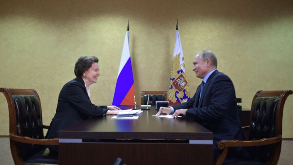 Natália Komarova, gobernadora del distrito autónomo de Janti-Mansi, junto con el presidente Vladímir Putin - Sputnik Mundo