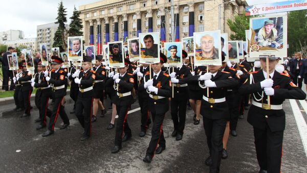 La marcha del Regimiento Inmortal en Donetsk - Sputnik Mundo