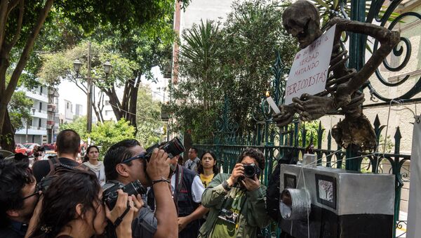 Una manifestación en protesta al asesinato de periodistas en México - Sputnik Mundo