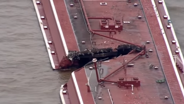 Dos barcazas colisionaron con un barco petrolero en un canal fluvial de Houston. - Sputnik Mundo