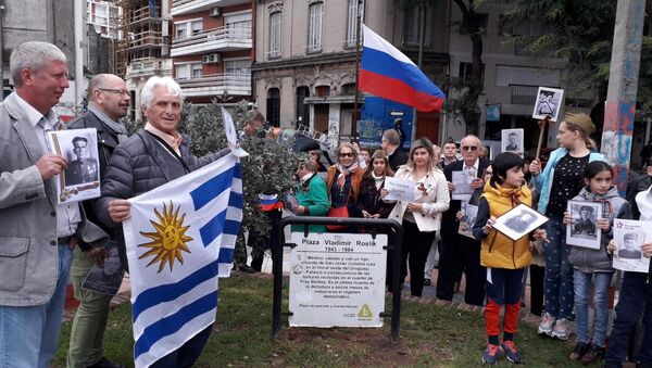 La marcha del Regimiento Inmortal en Montevideo - Sputnik Mundo