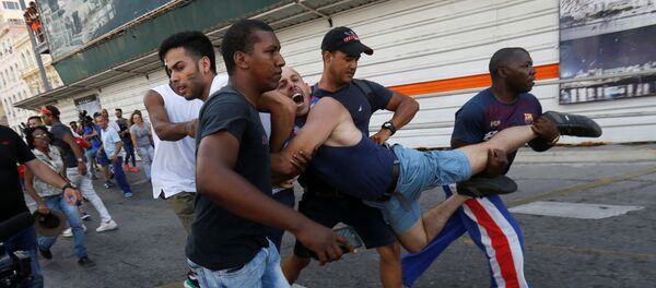 La detención de un participante de la marcha de la comunidad LGBTI en Cuba La detención de un participante de la marcha de la comunidad LGBTI en Cuba - Sputnik Mundo