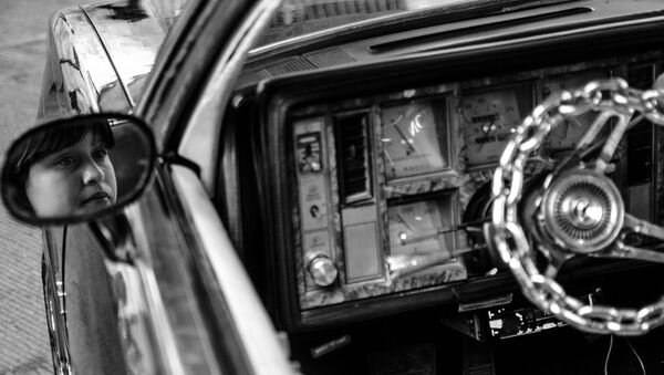 Ecatepec, Estado de México: Una mujer del La Unión Car Club llega en un auto modificado al festejo del séptimo aniversario de Brown Pride - Sputnik Mundo