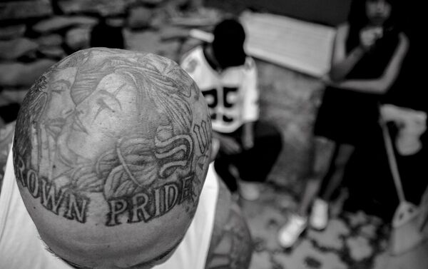 Ecatepec, Estado de México: Oscar posa para foto y muestra un tatuaje con el  nombre de la pandilla Brown Pride durante su séptimo aniversario - Sputnik Mundo