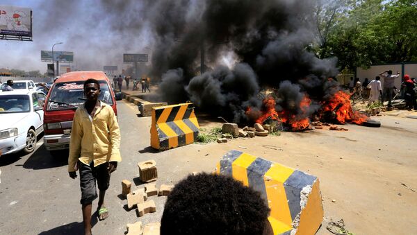 Manifestantes en Sudán - Sputnik Mundo