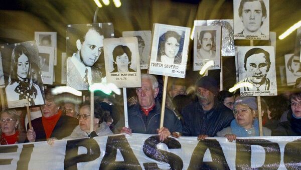 Familiares de desaparecidos por la dictadura marchando un 20 de mayo en Montevideo, Uruguay - Sputnik Mundo