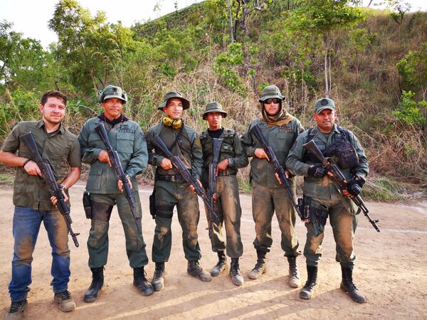 A mí izquierda, el General Santiago Infante, Oficial Responsable Coordinador de las Maniobras del País 2019. Y demás integrantes del Equipo de Trabajo del MTRR A mí izquierda, el General Santiago Infante, Oficial Responsable Coordinador de las Maniobras del País 2019. Y demás integrantes del Equipo de Trabajo del MTRR - Sputnik Mundo