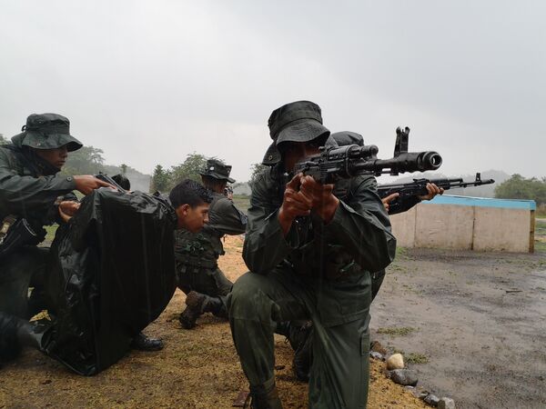 Cadetes de la Academia de la Guardia Nacional Bolivariana, en la cancha de combate en áreas construidas Cadetes de la Academia de la Guardia Nacional Bolivariana, en la cancha de combate en áreas construidas - Sputnik Mundo