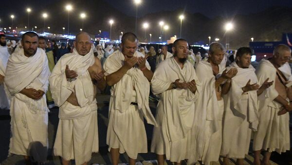 Peregrinos musulmanes rusos rezan durante el hach en Arabia Saudí - Sputnik Mundo
