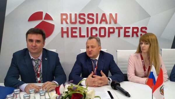 El director general adjunto de Helicópteros de Rusia, Ígor Chéchikov (centro) - Sputnik Mundo
