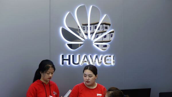 Las dependientas de una tienda de Huawei - Sputnik Mundo