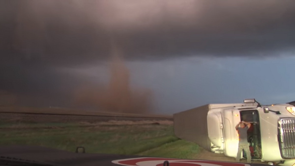 Un potente tornado vuelca un camión en una carretera de EEUU - Sputnik Mundo