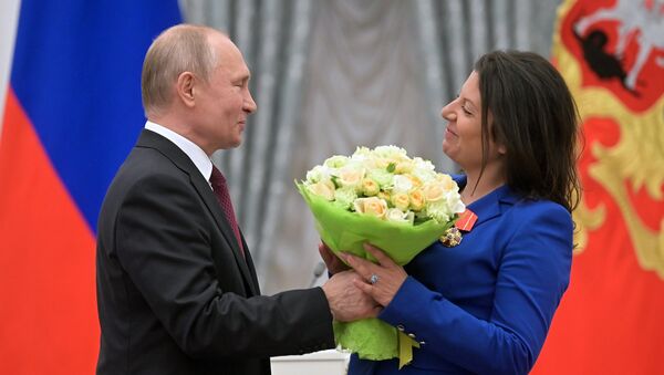 El presidente ruso, Vladímir Putin, entrega la Orden de Alejandro Nevski a la directora de Sputnik, Margarita Simonián - Sputnik Mundo