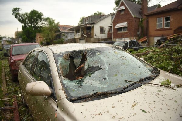 Поврежденный автомобиль после прохождения торнадо в Джефферсон-Сити, штат Миссури, США - Sputnik Mundo