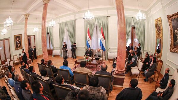 El presidente de Paraguay, Mario Abdo Benítez, recibe a un grupo de indígenas en la sede de Gobierno  - Sputnik Mundo